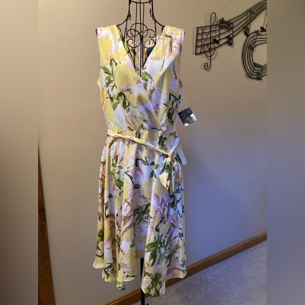 $15 MEMORIAL DAY BLOWOUT Gabby Skye Sleeveless dress in yellow